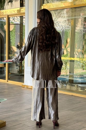 طقم مخملي بنطال وقميص مزين بخطوط لون اخضر فضية