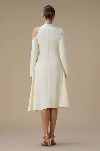 فستان سكري فاتح ميدي بتصميم كتف واحد