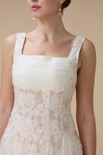 فستان قصير بتطريز وردي وتنورة تول شفافة