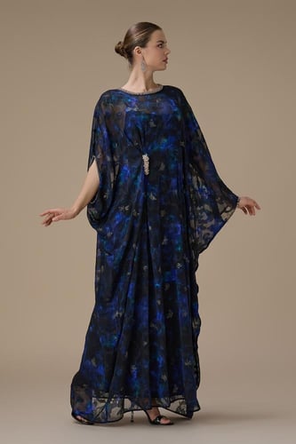 جلابية زرقاء واسعة بتفاصيل لامعة