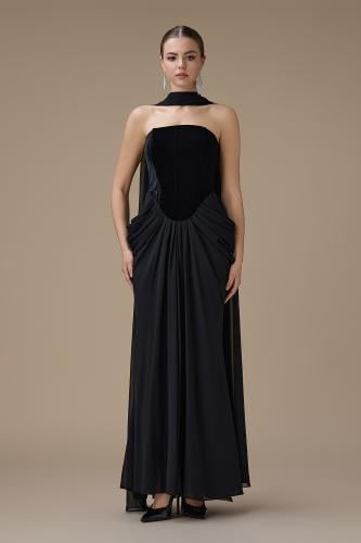 فستان أسود طويل مع شال بتصميم درابيه