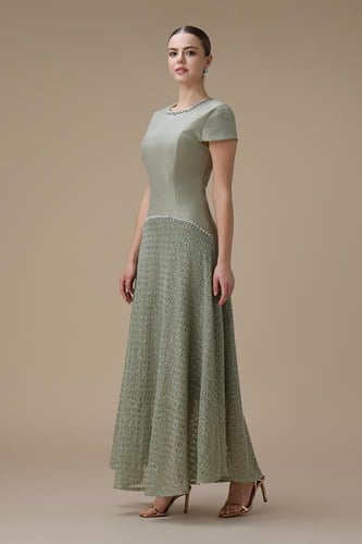 فستان طويل اخضر فاتح مع تطريز لؤلؤ