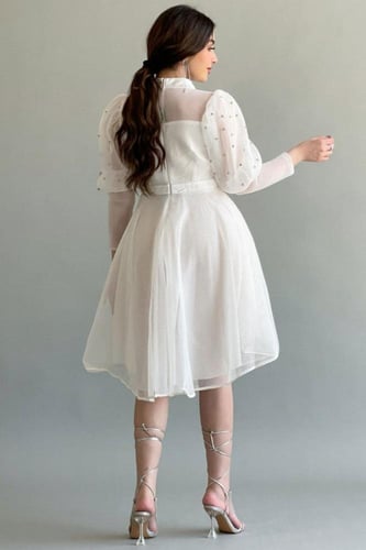 فستان قصير من التول الشبكي مزين بكريستالات لون ابي...