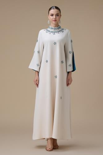 جلابية طويلة بتطريز أزرق وأكمام واسعة مبطنة