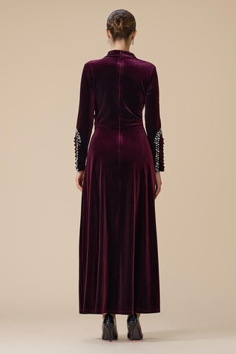 فستان عنابي طويل مخمل بأكمام طويلة