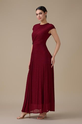 فستان طويل برغندي بتفصيلية جانبية