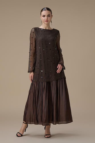 فستان طويل بني بطبقتين مع حزام أنيق