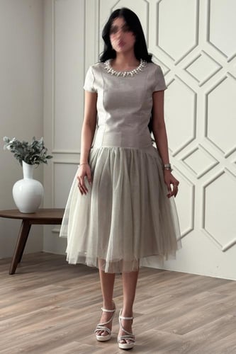 فستان ميدي بياقة مزينة بلؤلؤ لون رصاصي