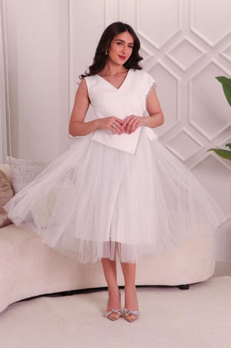 فستان ميدي تول بربطة من الجانب مزين بالكريستال لون...