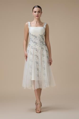 فستان قصير بتطريز رصاصي وتنورة تول شفافة