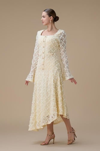 فستان دانتيل ميدي اصفر بأكمام طويلة