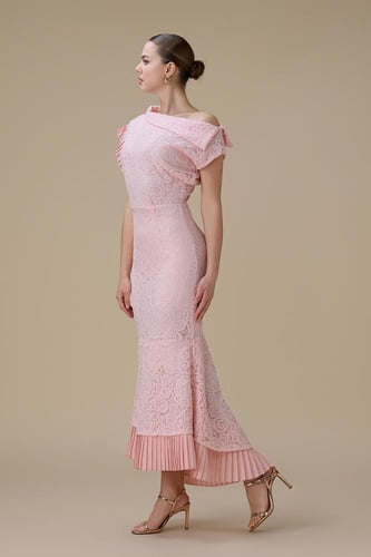 فستان دانتيل طويل لون وردي