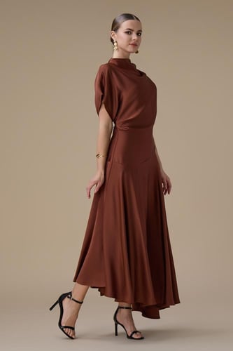 فستان بني ميدي بقصة انسيابية وأكمام واسعة