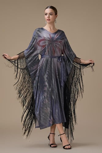 جلابية طويلة لامعة بتصميم واسع مع شرّابات