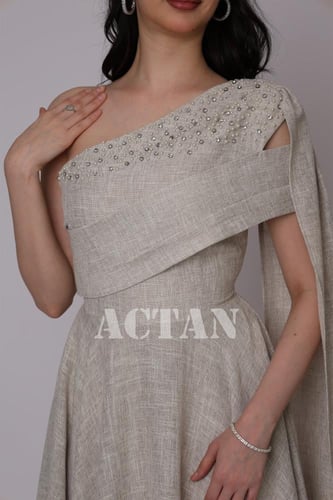 فستان بكتف واحد غير متساوي الأطوال لون بيج