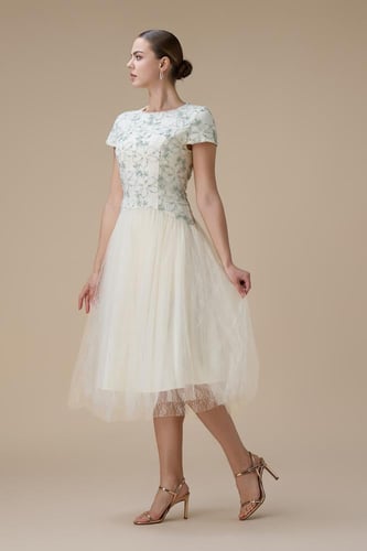 فستان قصير اخضر مطرز بالزهور مع تنورة تول