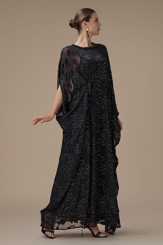 جلابية سوداء واسعة بتفاصيل لامعة