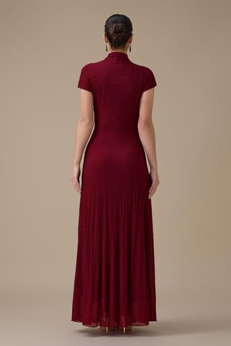 فستان برغندي طويل بقصة ملتفة