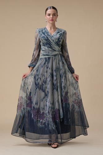 فستان ازرق طويل بقصة ملتفة مع أكمام شفافة