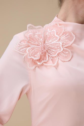 فستان طويل وردي فاتح بتفصيل زهرة أنيق