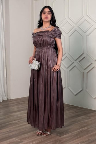 فستان اوف شولدر بكسرات لون بني