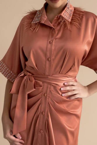 فستان بتصميم قميص بطيات مزين الكريستال وريش لون او...