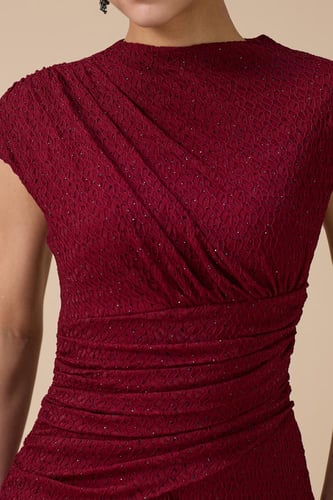 فستان طويل برغندي بثنيات جانبية