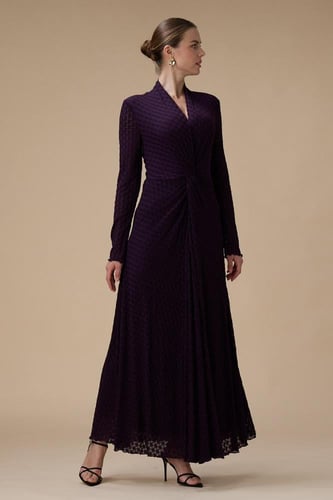 فستان موف طويل بقصة ملتفة