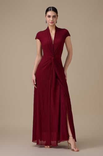 فستان برغندي طويل بقصة ملتفة