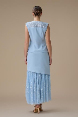 طقم أزرق فاتح بتنورة تول لامعة