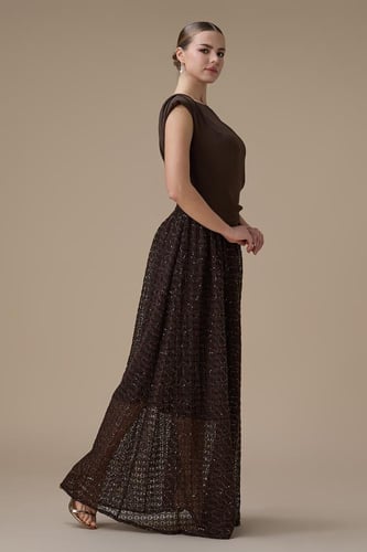 فستان طويل بني بدانتيل مطرز