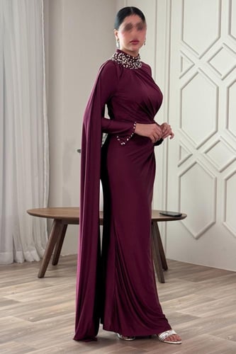 فستان عنابي سهرة ماكسي بوشاح مزين بالكريستال