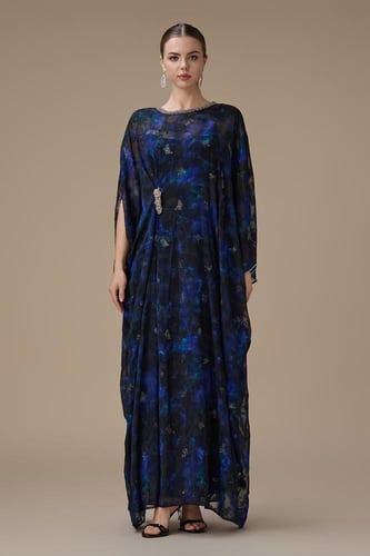 جلابية زرقاء واسعة بتفاصيل لامعة