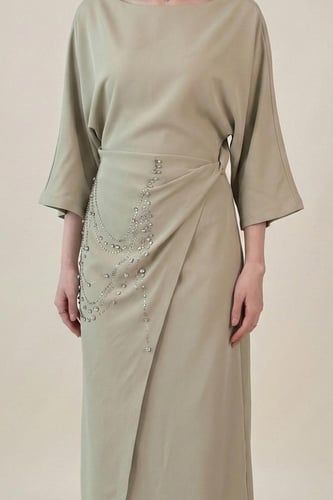 فستان طويل مزين بالكريستال لون اخضر فاتح