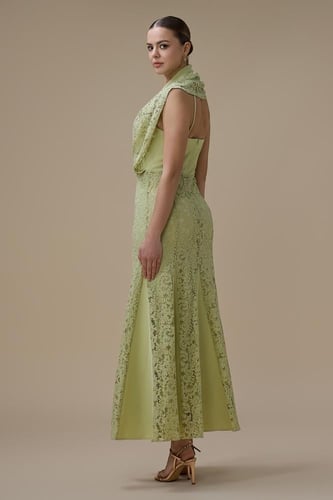 فستان طويل أخضر فاتح دانتيل بياقة هالتلر