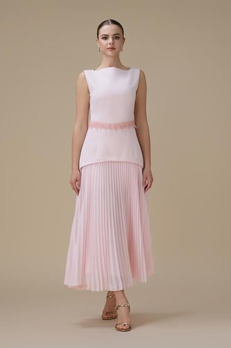 فستان ماكسي وردي فاتح بتنورة بليسيه وتفاصيل خرزية