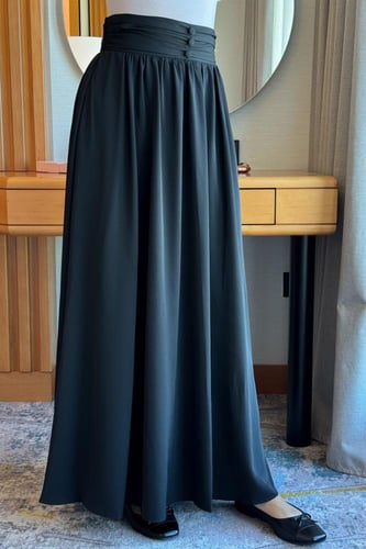 تنورة طويلة بخصر عالي لون اسود