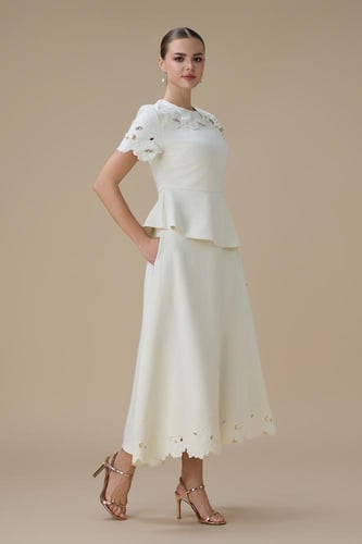 طقم تنورة ميدي سكري بتفاصيل زهور ثلاثية الأبعاد