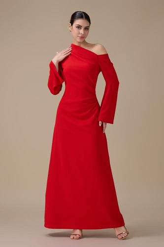 فستان طويل احمر بتصميم كتف واحد