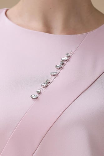 جلابية طويلة وردي فاتح بقصة واسعة