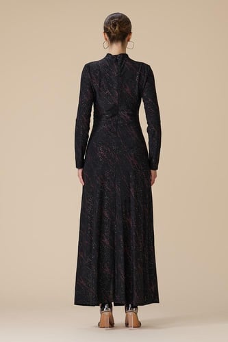 فستان اسود طويل بأكمام طويلة