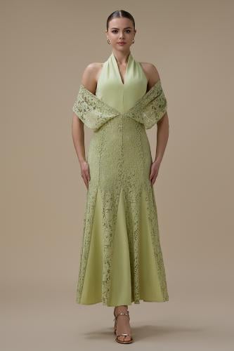 فستان طويل أخضر فاتح دانتيل بياقة هالتلر