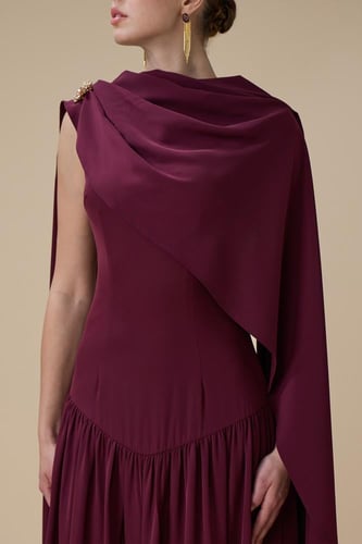 فستان برغندي طويل مع كاب جانبي