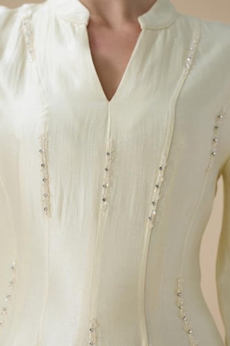 فستان سكري طويل بتطريز ناعم