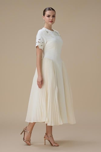 فستان ميدي سكري بتطريزات زهرية