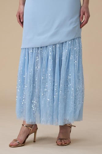 طقم أزرق فاتح بتنورة تول لامعة