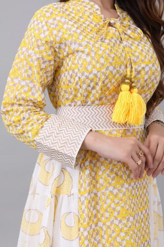 جلابيه بتصميم كلوش ونقوش اسلاميه لون اصفر