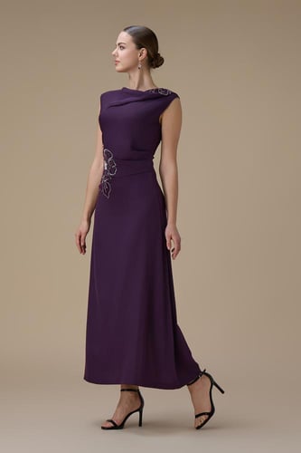 فستان ماكسي بلون بنفسجي مع تطريز زهري