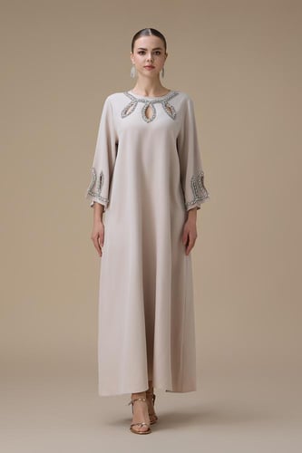 جلابية طويلة بيج بتطريز فضي