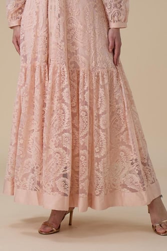 فستان دانتيل وردي طويل واسع بقصة أنثوية